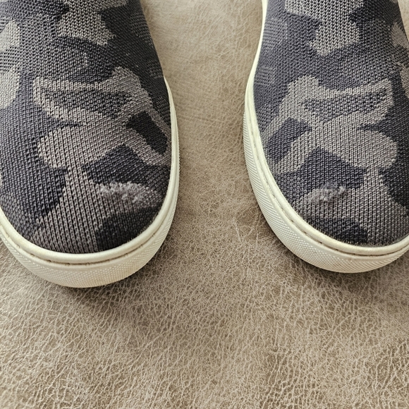 ROTHY'S The Original Slip On Sneaker In Grey Camo. - Picture 5 of 9